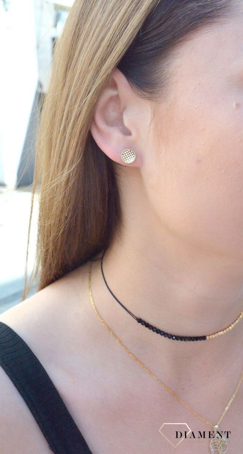 Kolczyki złote 333 okrągłe blaszki grawerowane KL 9509 333 Kolczyki złote okrągłe to klasyka w najlepszym wydaniu wykonane ze złota, próby 333. Kolczyki będą idealnym dodatkiem do każdej stylizacji. Kolczyki maja okrągły, kształt.jpg